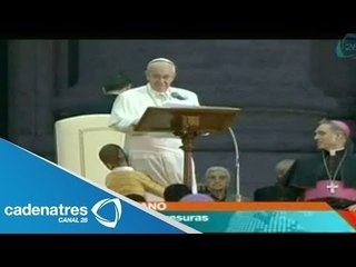 Papa Francisco es víctima de una travesura infantil (VIDEO)