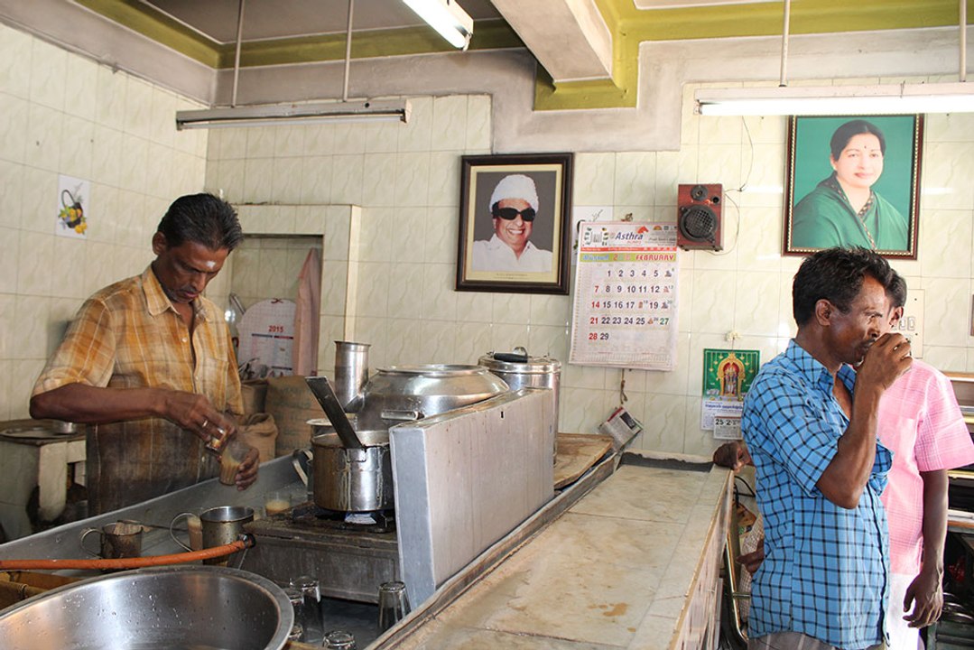 டீக்கடைக்குள் பாய்ந்த கார்.. பெண் பலி, 4 பேர் ப...