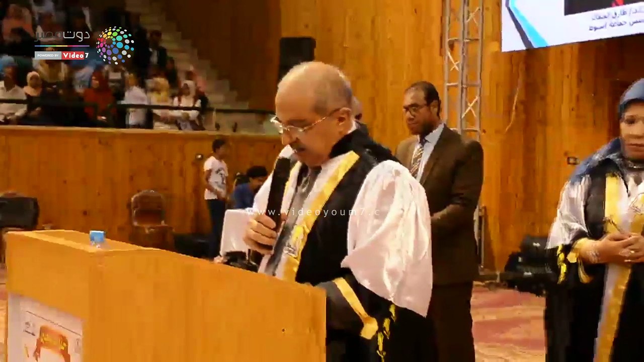 فيديو.. حفل تخريج الدفعة 53 لطلبة الصيدلة الإكلينيكية بإسيوط