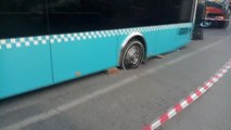 Kadıköy'de Yol Çöktü, Özel Halk Otobüsünün Tekeri İçine Düştü