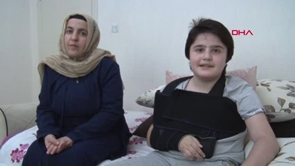 Kas Hastası Çocuğu Havaalanında Yere Düşürdüler, Kolu Kırıldı