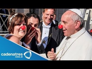 Papa Francisco celebra boda con una nariz de payaso (IMÁGENES)