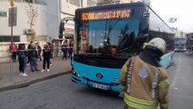 Kadıköy’de yol çöktü, özel halk otobüsünün tekeri içine düştü