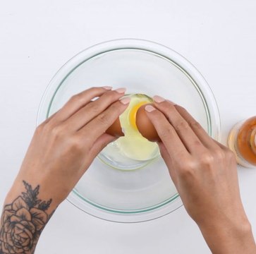 Face Your Food with These Four Clever Beauty Hacks