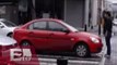 VIDEO: Joven pide respeto a los peatones impidiendo el paso a automovilistas / Pascal Beltrán