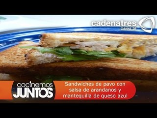 Sandwiches de pavo con salsa de arandanos y mantequilla de queso azul