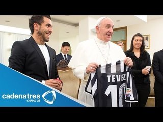 Carlos Tévez le obsequia una playera de la Juventus al Papa Francisco en El Vaticano