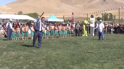 Descargar video: Kırkpınar'dan Gürpınar'a Ulusal Yağlı Güreş Festivali