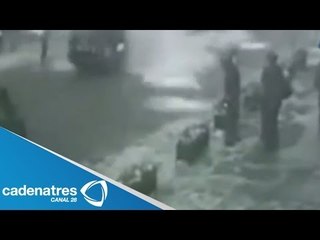 Bloque de hielo cae sobre automóvil en China