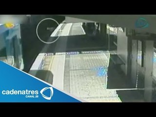 Hombre sobrevive tras caer a las vías del metro (VIDEO)