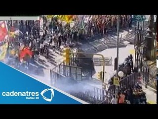 Estudiantes de Argentina se enfrenta contra la policía como forma de protesta