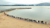 Los vecinos de la Magdalena salvan su playa