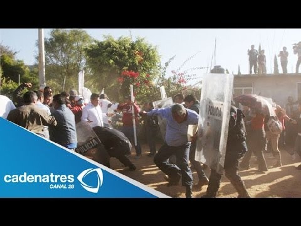 Maestros de la CNTE recuperan a la fuerza escue...