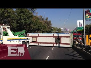 Camión se zafa de grúa y vuelca en Circuito Interior, DF/ Comunidad