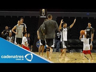 Niños triquis juegan partido de cascarita contra los Spurs de San Antonio