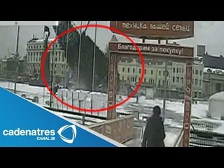 Se cae árbol de navidad cuando trabajadores intenta fijarlo