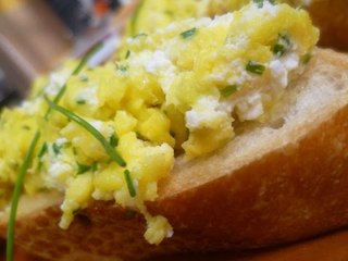 Huevos revueltos con requesón y cebollín / Cocinemos Juntos