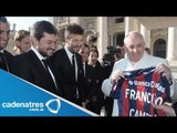 San Lorenzo entrega al Papa Francisco el trofeo de campeón