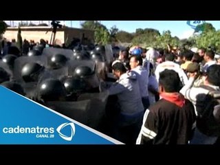 Sección 22 toma primaria en Oaxaca; choque entre maestros y padres deja varios lesionados