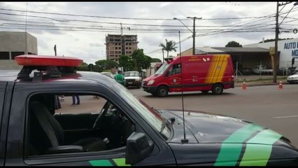 Mulher fica ferida em colisão entre moto e carro