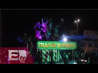 Ciudadanos disfrutan del tradicional desfile de Navidad en Coahuila / Titulares de la noche
