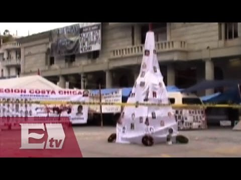 Colocan en Chilpancingo árbol navideño con fotos de normalistas desaparecidos/ Titulares