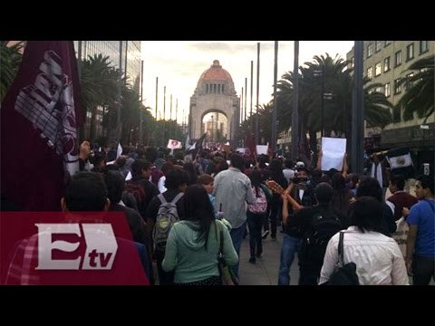 Marchan en el DF por normalistas desaparecidos/ Excélsior Informa