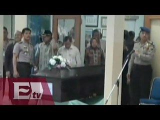 Funeral en Indonesia por la víctima del accidente aéreo de Airasia / Titulares de la noche