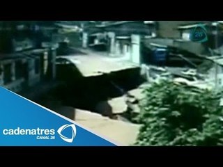 Erosión de agua provoca que una docena de viviendas sean tragadas por la tierra en Brasil