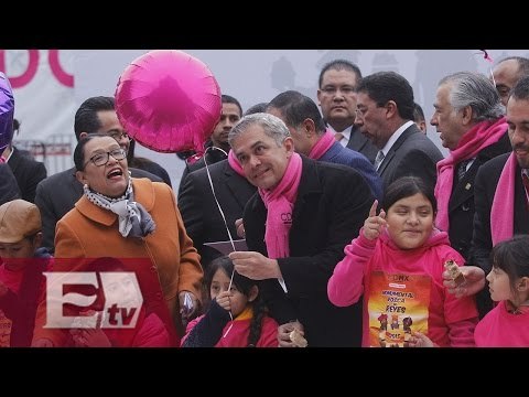 Miguel Ángel Mancera parte Rosca de Reyes en el Zócalo capitalino / Paola Virrueta