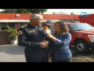 Martha Figueroa vista una estación de bomberos