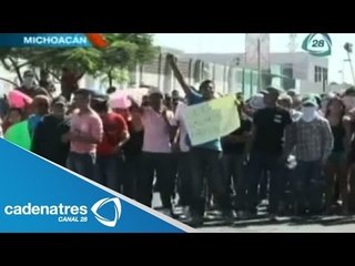 Download Video: Reanundan bloqueos carreteros contra autodefensas en Michoacán; piden liberación de 11 policías