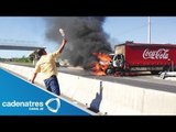 Habitantes de Parácuaro, Michoacán, exigen salida de autodefensas con quema de vehículos