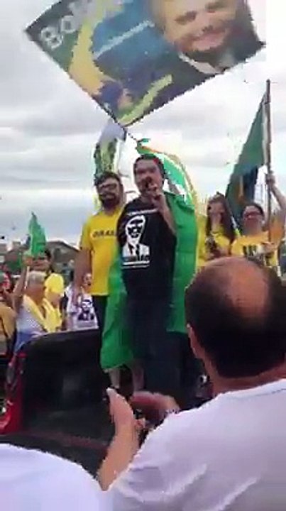 Gay que trabalha no Conselho Tutelar Apoia Bolsonaro Para Presidente