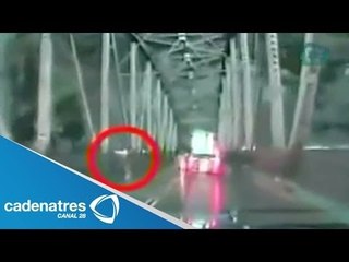 ¡¡¡SORPRENDENTE!!! Mujer salta de un puente para evitar ser arrestada (VIDEO)