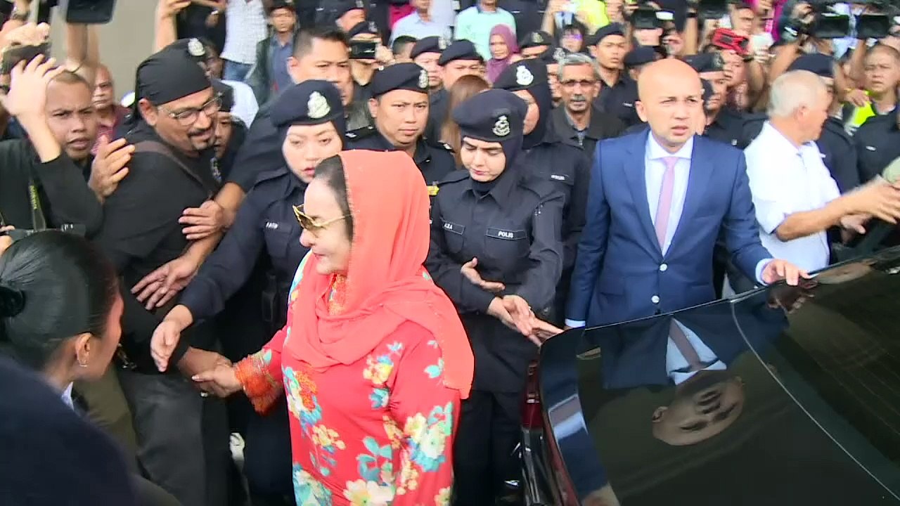 Mulher de ex-premiê malaio denunciada por lavagem de dinheiro