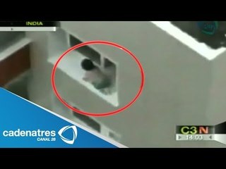 Bebé camina en la cornisa de un décimo piso / Baby walking on the ledge of a tenth floor