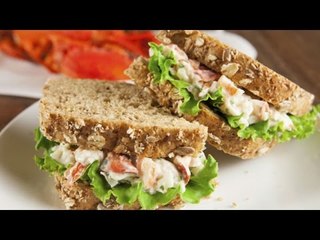 Sándwich de cangrejo con costra de ajonjolí