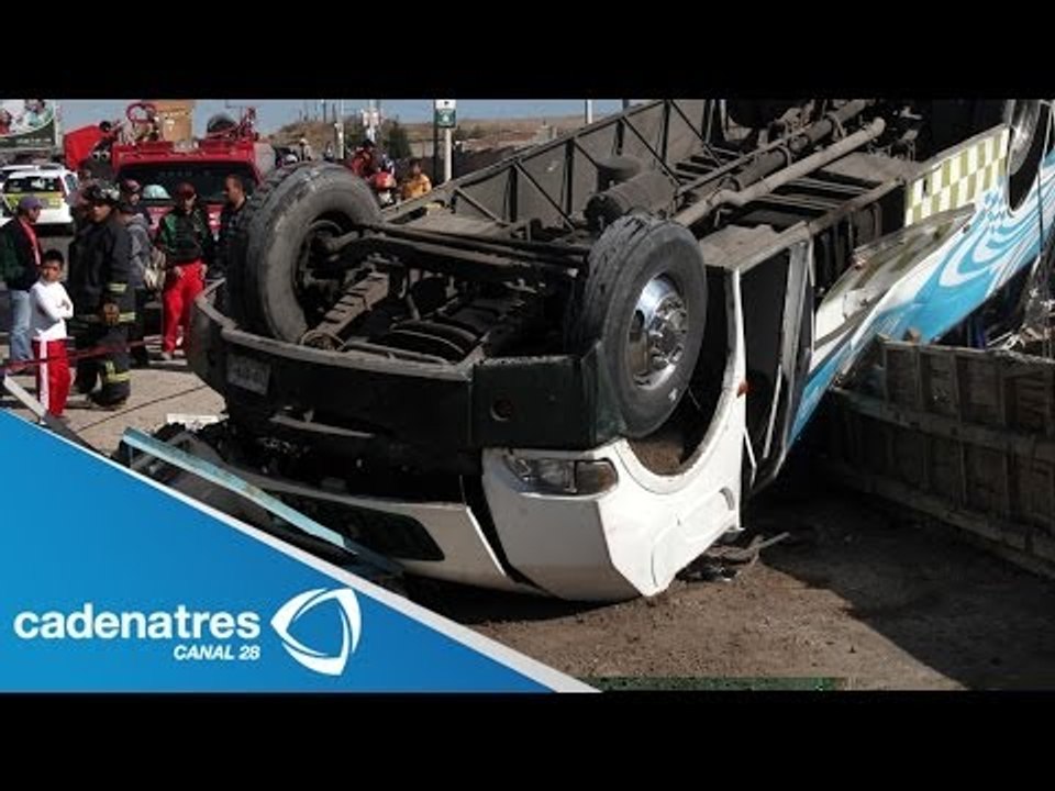 ¡¡IMPRESIONANTE ACCIDENTE!! Vuelca autobús de pasajeros en Toluca