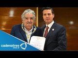 Peña Nieto condecora a José Mújica con Orden del Águila Azteca; llama a crear bloque comercial