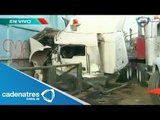 ¡¡IMPRESIONANTE!! Choca con tráiler y arrasa con malla ciclonica (VIDEO)