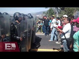 Policías se enfrentan con habitantes de Acapulco  / Pascal Beltrán