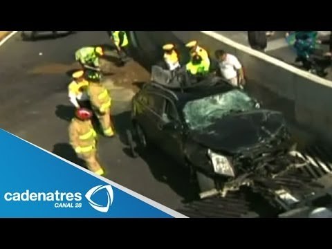 Sobrevive automovilista luego de caer 7 metros en su camioneta en segundo piso de Periférico