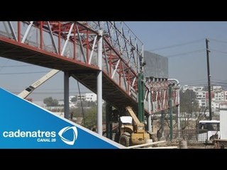 ¡¡IMPRESIONANTE!! Se impacta camión torton en puente peatonal (VIDEO)