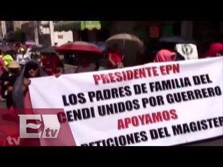 Sección 18 marcha en Chilpancingo en exigencia del pago de sus salarios / Paola Virrueta