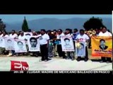 Padres de normalistas bajan Bandera monumental de Iguala / Paola Virrueta