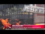 Normalistas queman llantas en Michoacán / Paola Virrueta