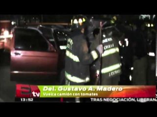 Vuelca camión que transportaba tomates en la delegación Gustavo A. Madero/ Comunidad