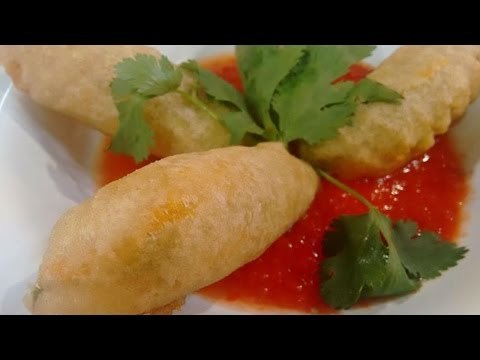 Flores de calabaza rellenas de queso en salsa de tomate