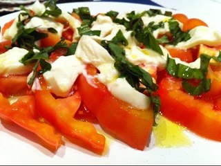 Ensalada con burrata, jitomate y melón